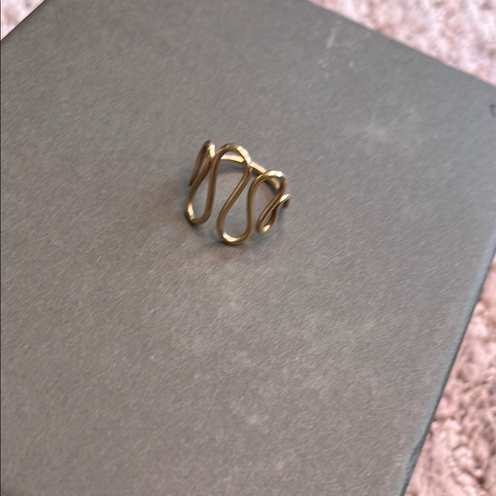 Elegant Gold Wave Form Ring - Picture 5 of 7